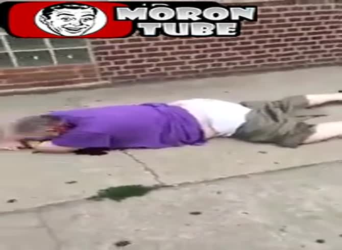Video :A knife-wielding lunatic is shot and killed in the heart of New York